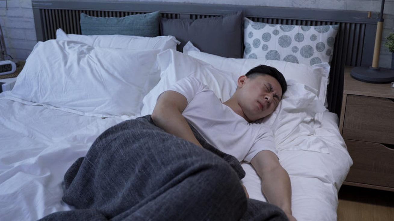 發夢俾狗追!5旬男跌落床瘀晒 醫生見5症狀唔單純:柏金遜早期