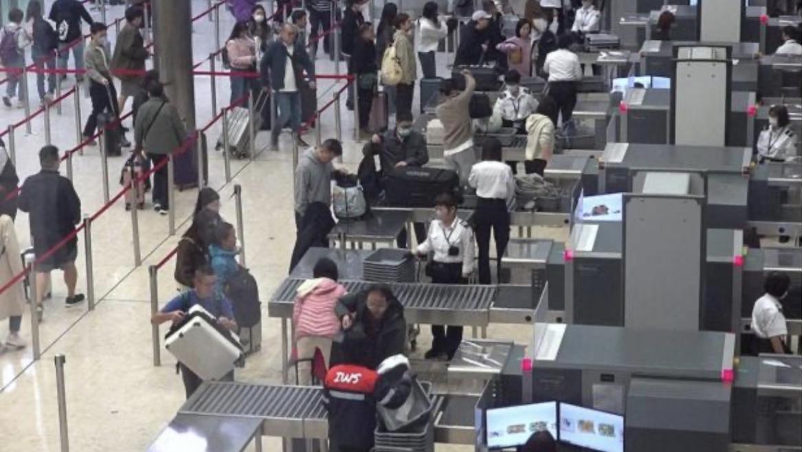 入境處表示，截至下午4時，共有近80萬5千人次經各管制站出入境。