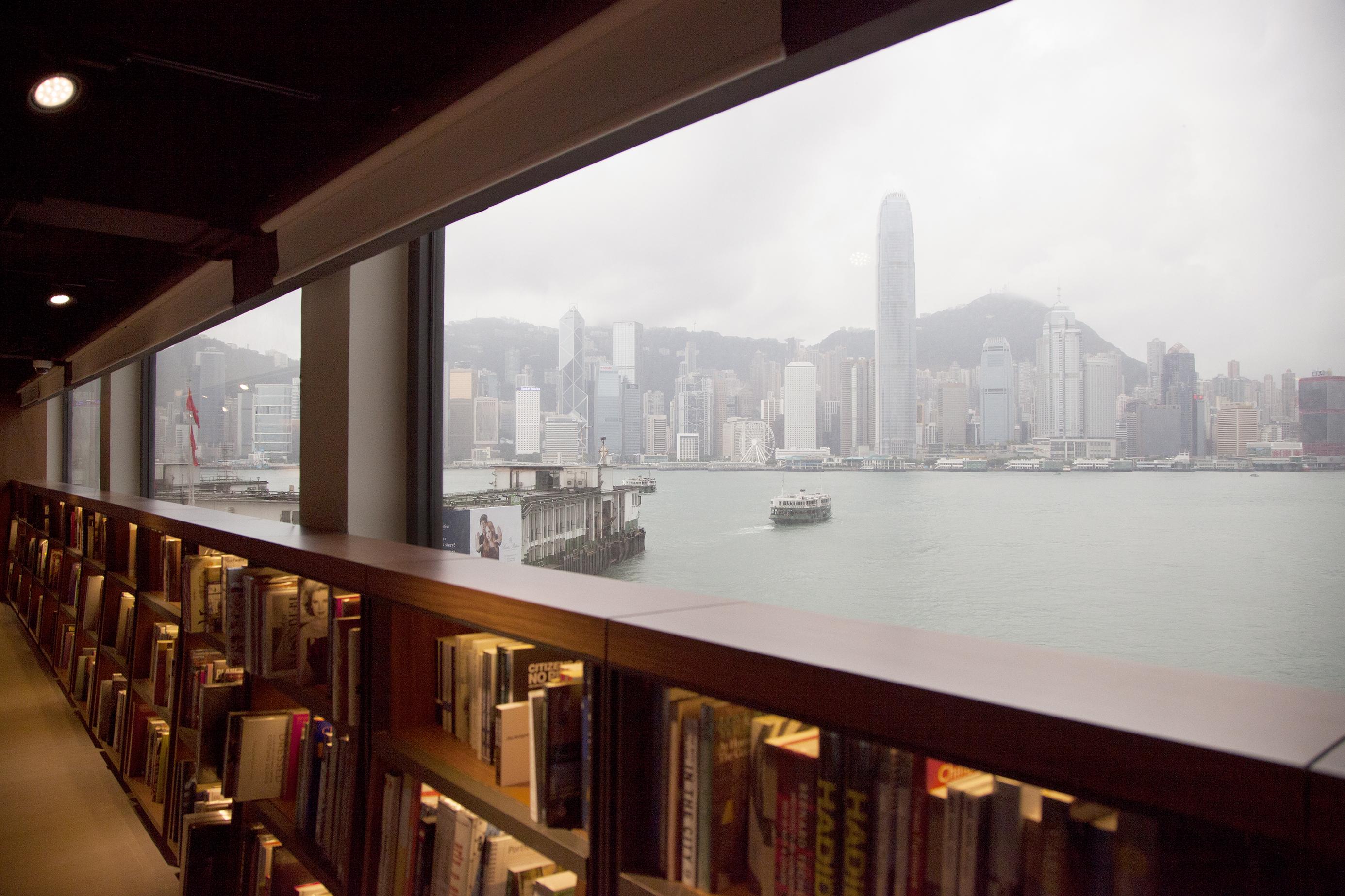 尖沙咀誠品生活將於2026年第二季遷出星光行現址，並會另覓同區新據點，意味住這間以維港景色聞名的分店將結束營業。(誠品提供)