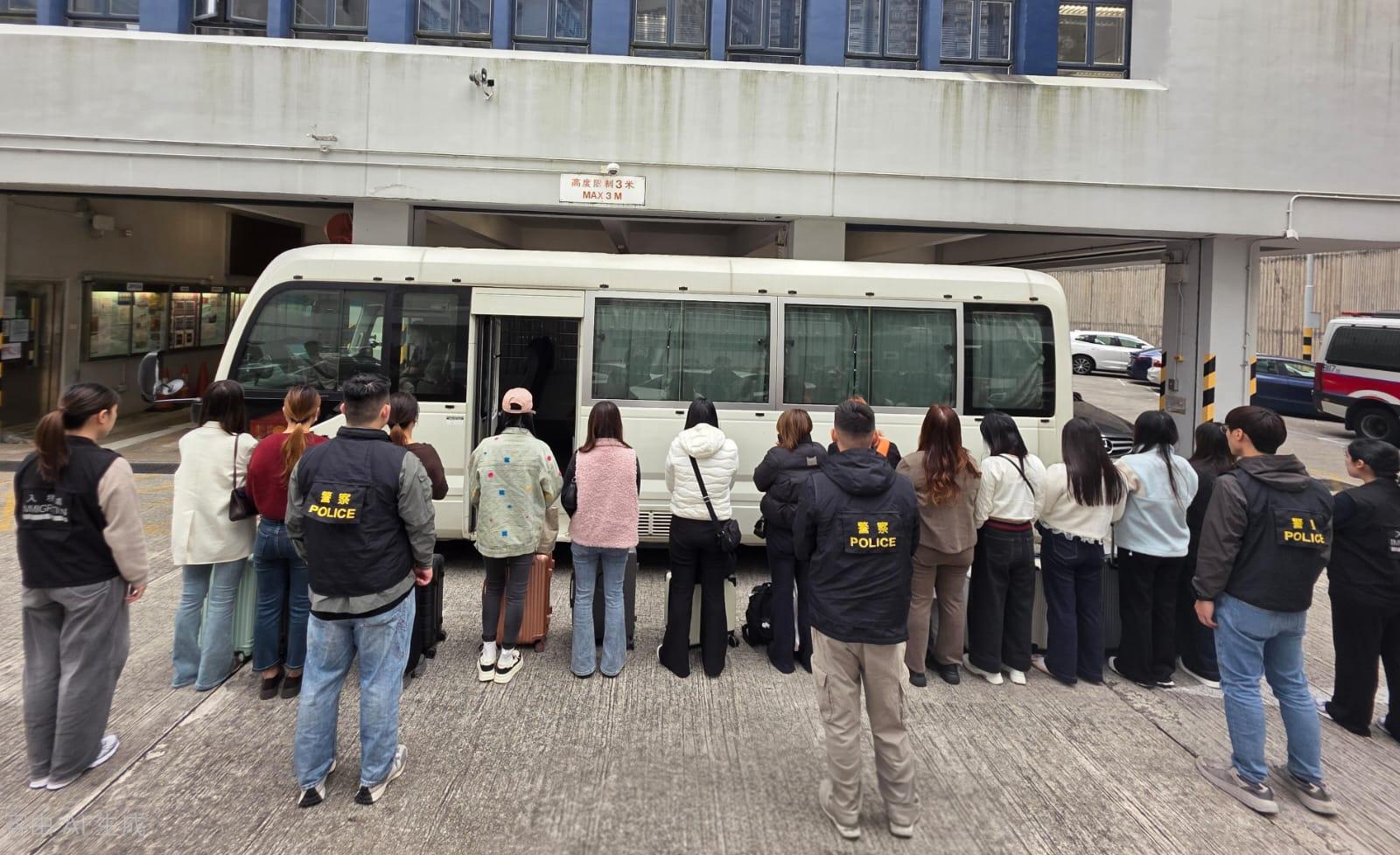 警荃灣掃黃拘15內地女，年紀最大50歲。(警方圖片)