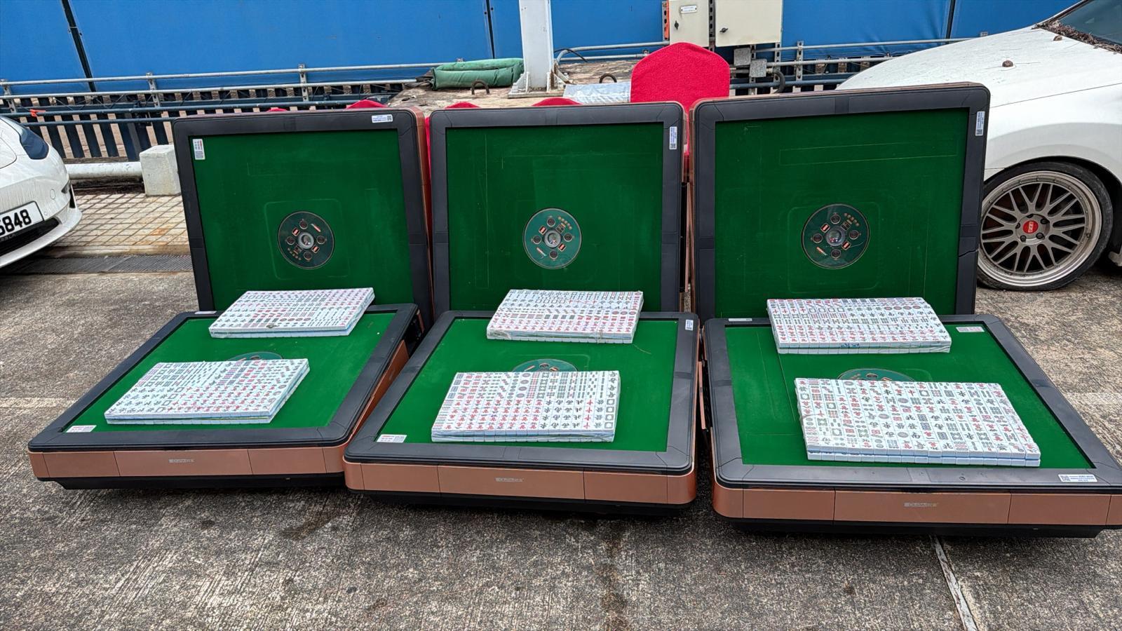 元朗住宅單位變非法竹館，警拘23人檢1.9萬元賭款。(警方圖片)