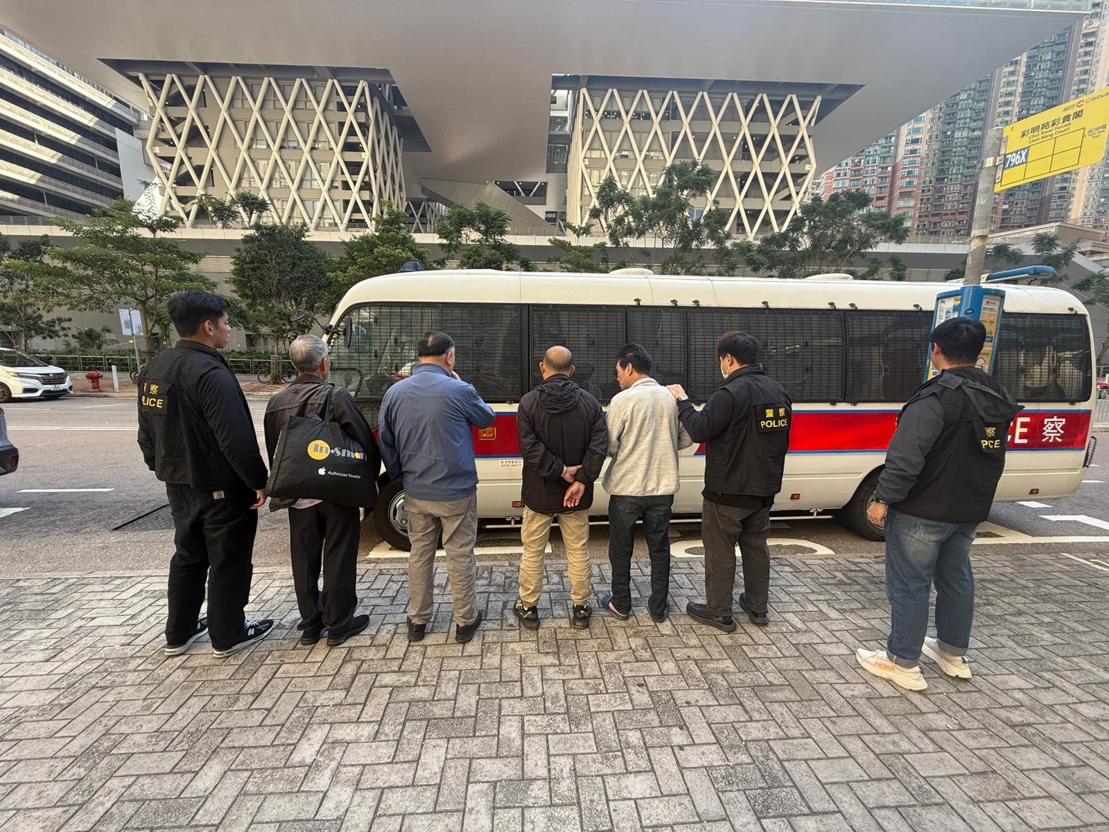 警將軍澳彩明苑打擊街頭賭博，4名六旬男被捕。(警方圖片)