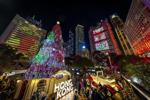 跨年倒數移師中環遮打道，光影表演以「新希望、新開始」為題。(旅發局)