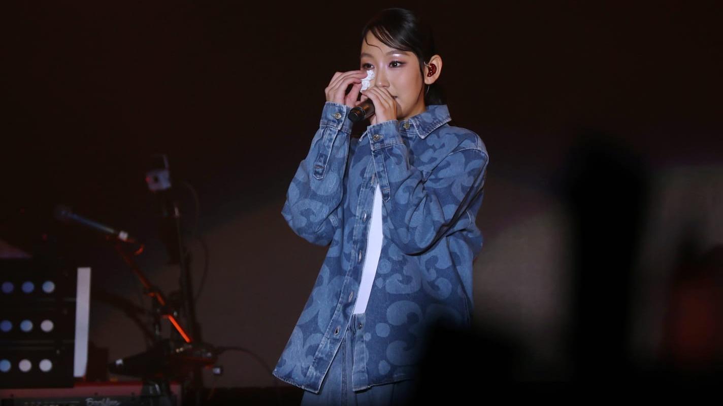 炎明熹演唱會｜台上數度落淚 翻唱多位歌手作品僅得一首舊作