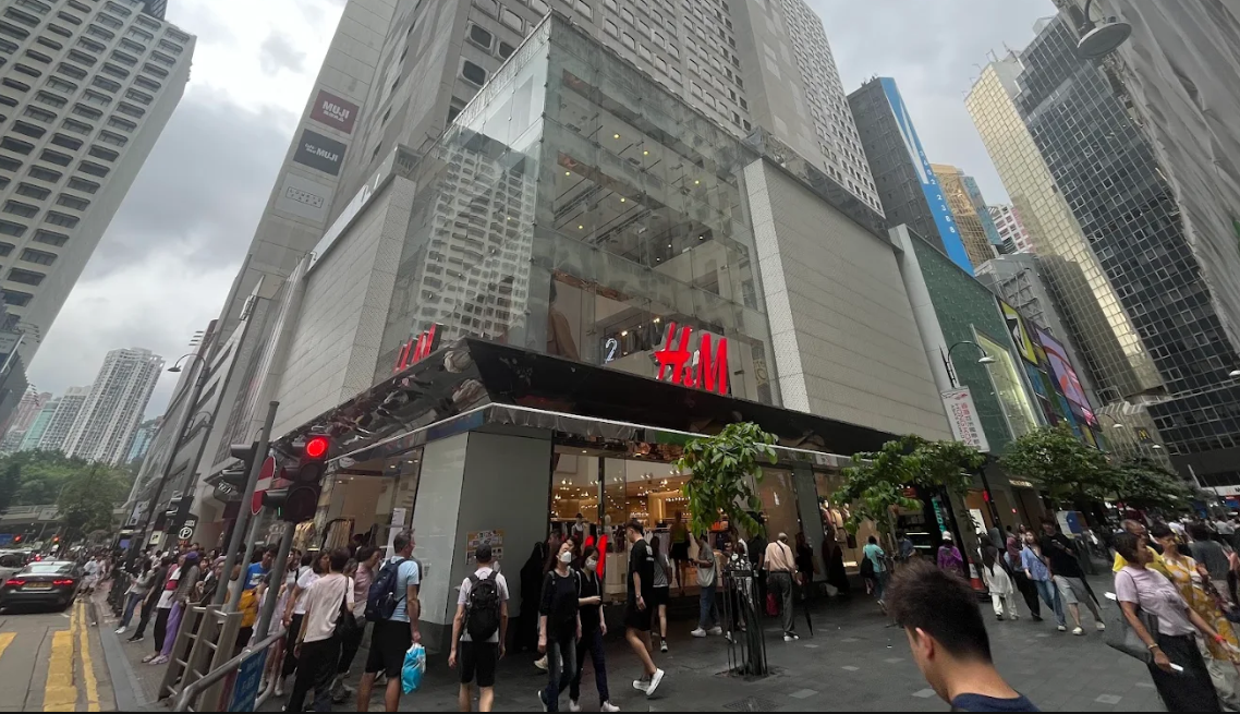 百德新街20號FASHION WALK現址為連鎖時裝店「H&M」，包括地庫、地舖、1及2樓共4層，每層樓面約1.2萬方呎，共4.6萬方呎。(網上圖片)