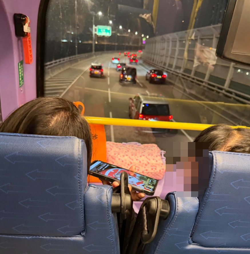 有女網民發文，指周日冬至在巴士上聽到兩名女乘客討論事件時竟怪責「多得呢班大埔人，咩都取消晒」，令她感憤怒，「其實大埔人同全香港人都唔想要呢場火災，希望佢哋可以收下把口」，逐把事件放上網公審。(Threads)