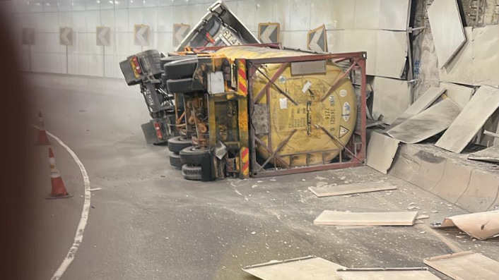 將藍隧道往將軍澳方向發生交通意外，一輛生物柴油車翻側，撞毀隧道右邊多塊牆板。(FB香港泥頭車司機協會 會員天地Sam Choi圖片。)