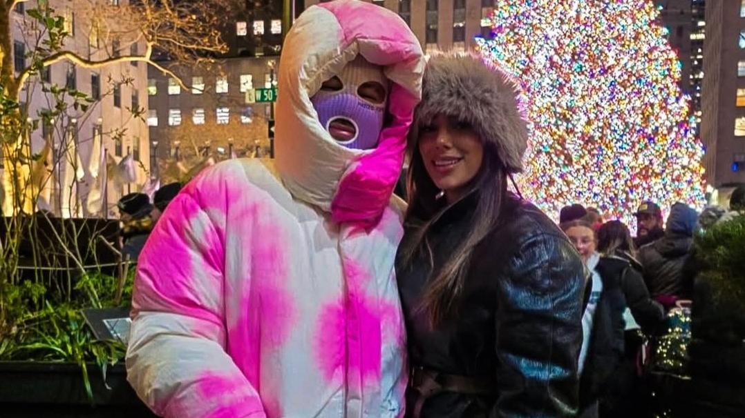 與女友在紐約休假的尼馬，穿上粉紅色外套加面罩更引途人注目。(IG)