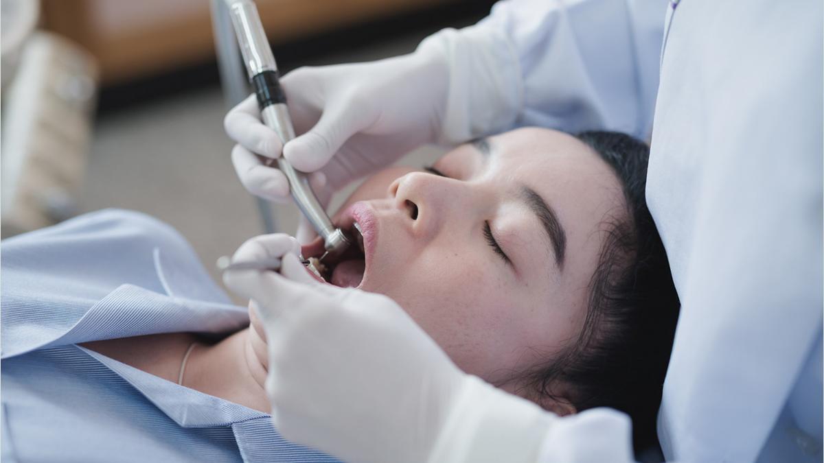 每3至6個月應洗牙與檢查，並養成正確刷牙與清潔牙縫習慣。若出現牙齦腫痛或清潔後仍覺得不適，務必盡早就醫。