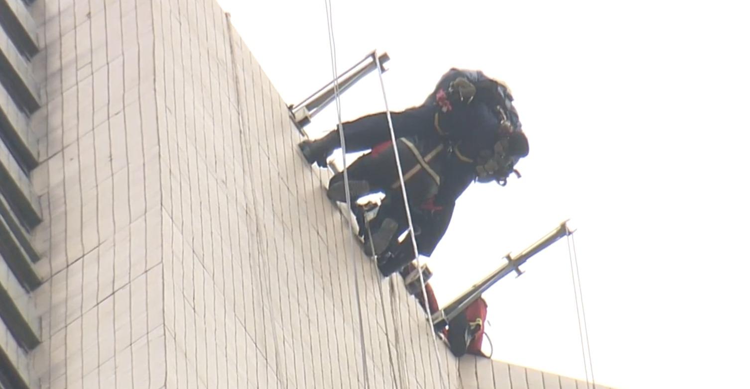 寶翠園8座兩名工人在大廈外牆工作時，吊船疑故障傾側「半天吊」被困逾30樓高空，消防正救援。(now新聞台)