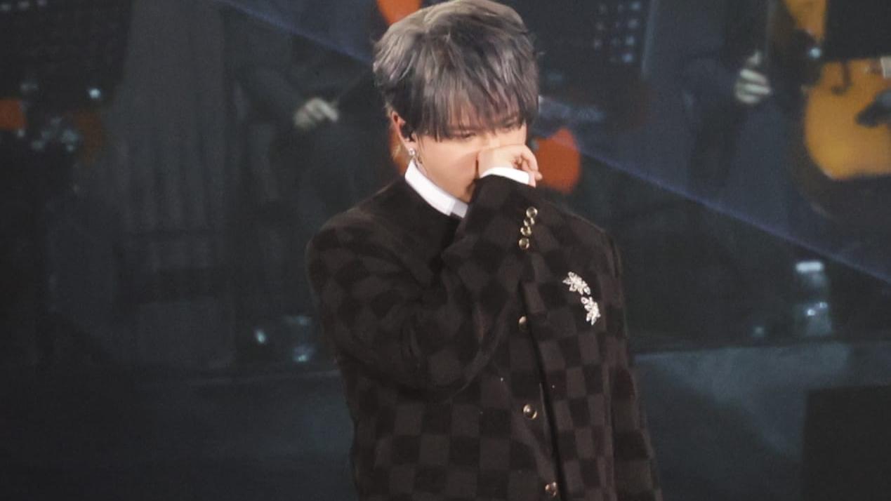 姜濤演唱會｜兩度淚灑舞台 坐吊臂繞場超寵粉