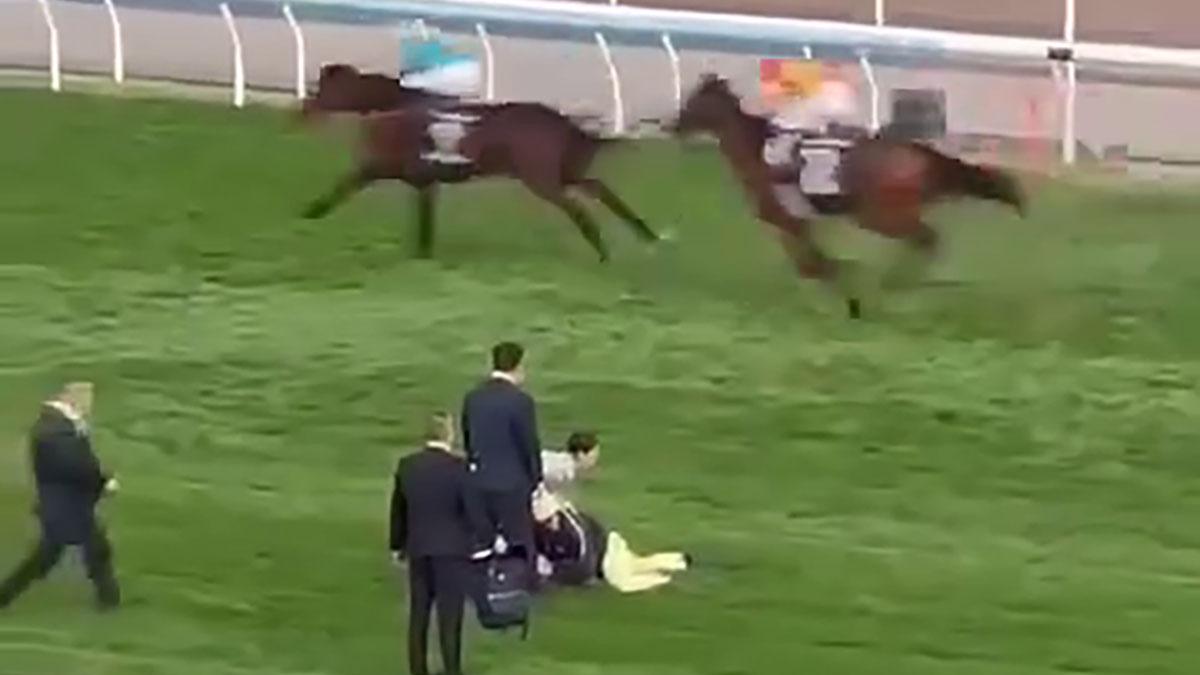 有人在賽馬期間闖入賽道，隨即被工作人員制服，賽事未受影響。(網上影片截圖)