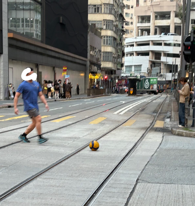 有網民發帖，指堅尼地城消防局附近有消防員於局內打排球期間「飛出馬路」，要出街撿拾，引發網民熱議「真係寧願班消防日日打波好過」、「即係香港平安，好事嚟」。(Threads)