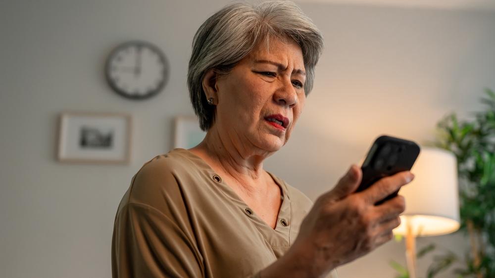 傅裕翔醫生表示，孤獨感、慢性病痛、記憶力退化，讓高齡者更渴望連結、想被需要，卻也讓他們成為詐騙集團的目標。