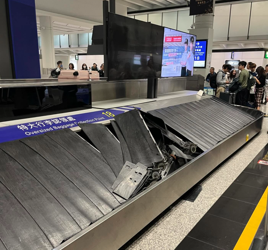 香港國際機場抵港層其中一條行李輸送帶在運作期間突然「爆開」，輸送帶多塊金屬板移位變形「炒起」分離，零件滑輪外露(Threads)