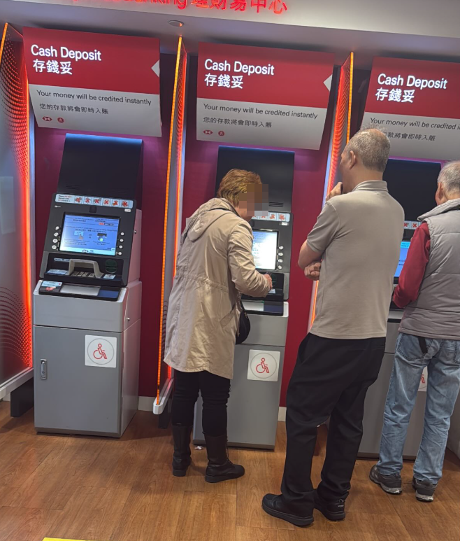 有網民周一（29日）在社交平台發帖，分享在銀行目擊一名老婦懷疑墮「入境處」騙案陷阱，幸有機警職員問是否認識收款者，老婦卻支吾以對稱「入境處」，及後銀行代為協助報警。(Threads)