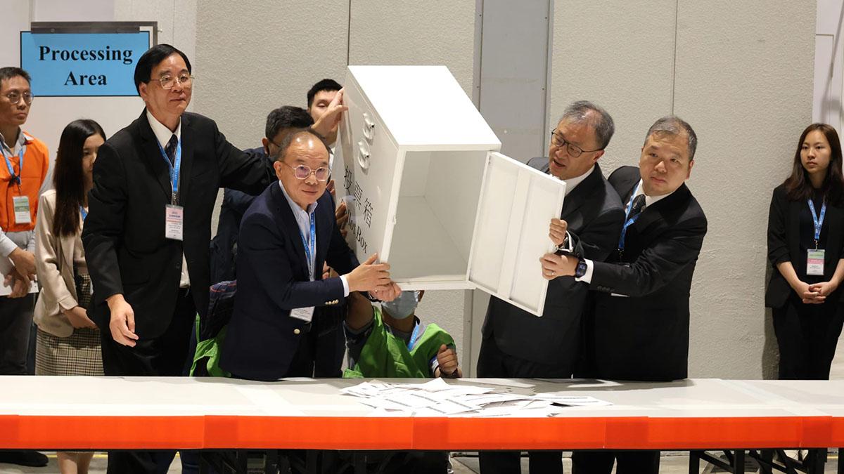 政府和選舉管理委員會在投票時段結束後，於中央點票站倒票箱。(林俊源攝)