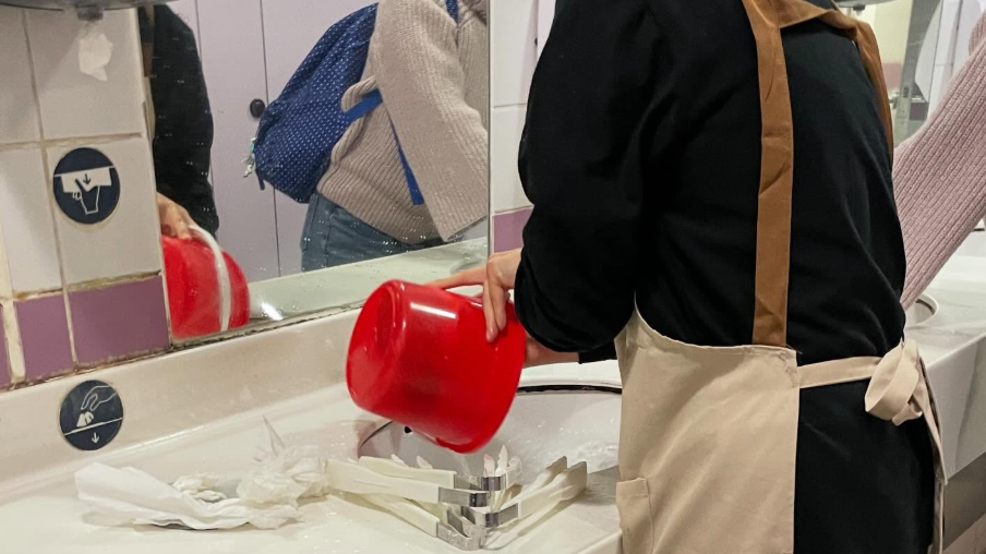 山崎麵包員工在公廁洗麵包夾，店方指屬個別事件(Threads圖片)