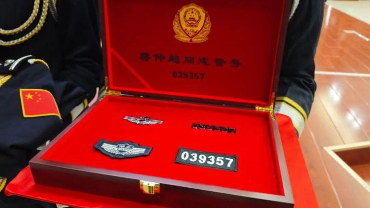 民警截查車輛被撞 遭拖行600米留醫12日後殉職