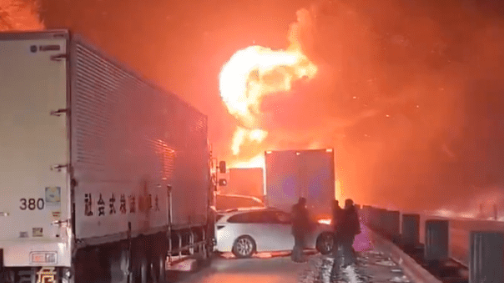 日本群馬縣高速公路67輛車連環相撞引發大火 至少2死26傷