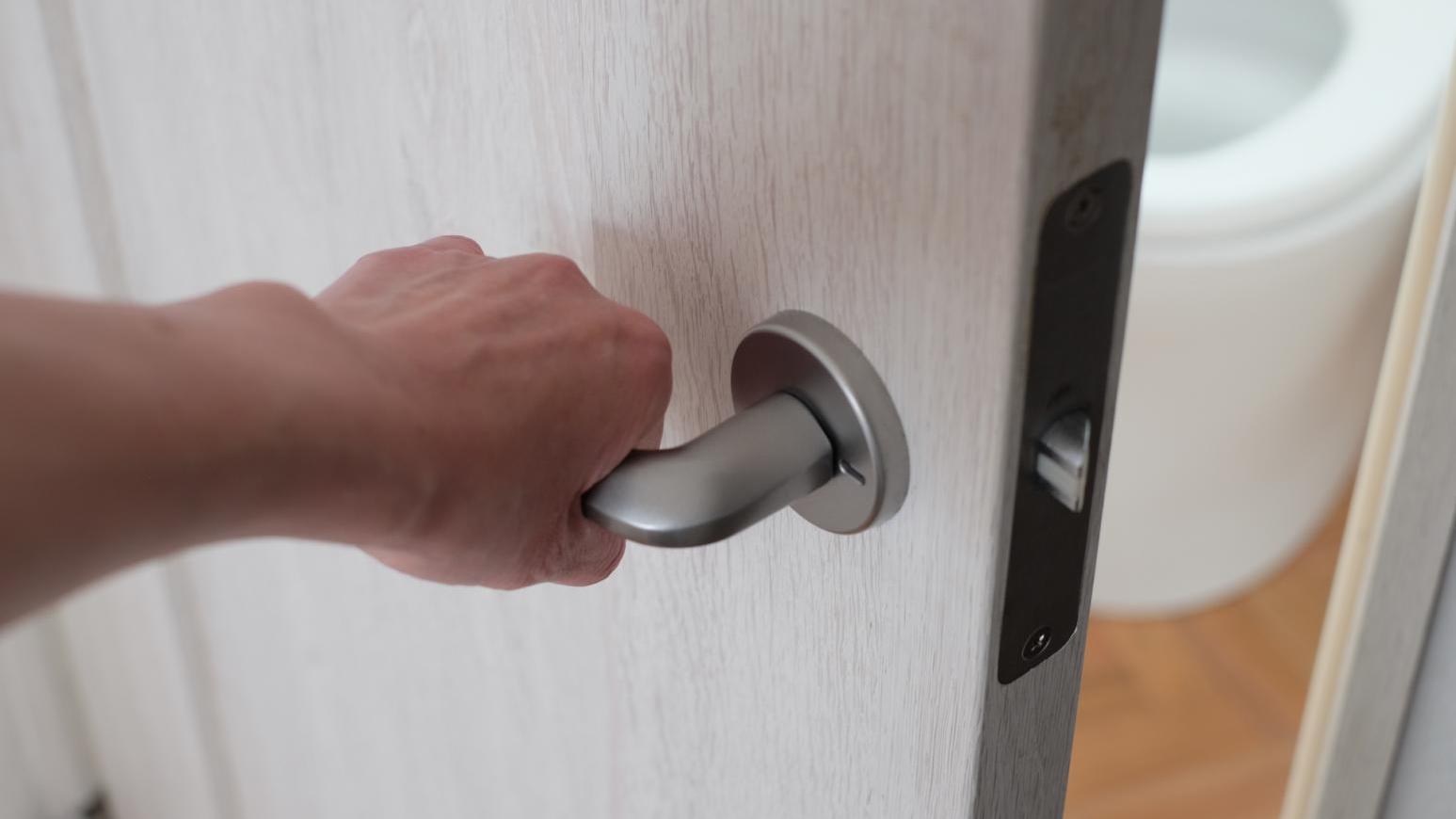 工程師一個月14次上班時在廁所長留1小時被解僱  以生痔瘡為由上訴不果。（示意圖／photoAC）