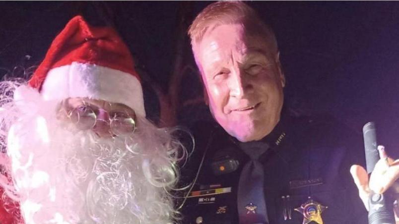 美國俄亥俄州富爾頓警方攔查一輛超速車輛，一對年長夫妻為了給女兒驚喜，特地裝扮成聖誕老人與聖誕老婆婆出門。（圖／翻攝自富爾頓警長辦公室）