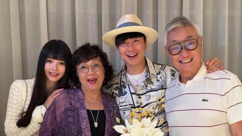 林俊傑無預警認愛 出道22年來首度放閃 曬一家四口合照