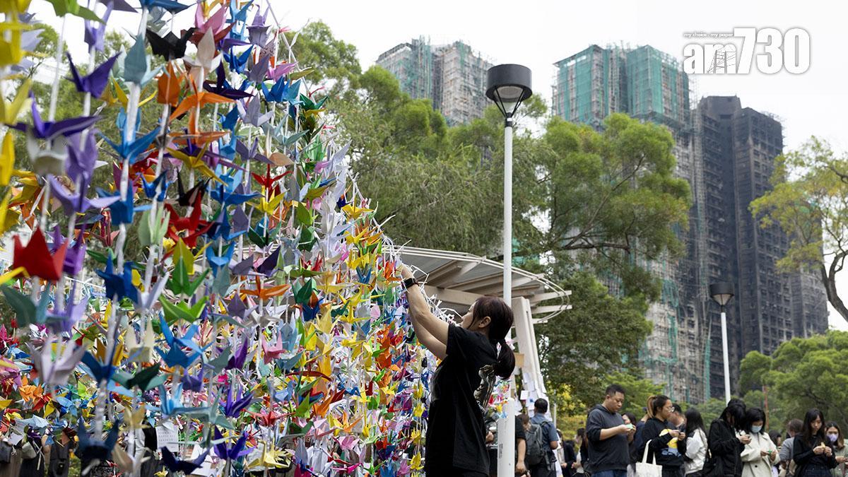  大埔宏福苑五級火發生一周後，繼續有市民到場獻花悼念。(資料圖片／蘇文傑攝)