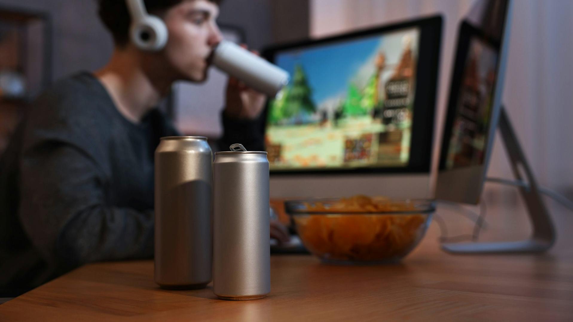 一男子每天要喝8罐高濃度能量飲料，單日咖啡因攝取量高達1,200至1,300 mg。而英國與美國均建議，成人每日咖啡因上限為400 mg，相當於2到4杯咖啡，代表男子的攝取量足足高出建議值的3倍。