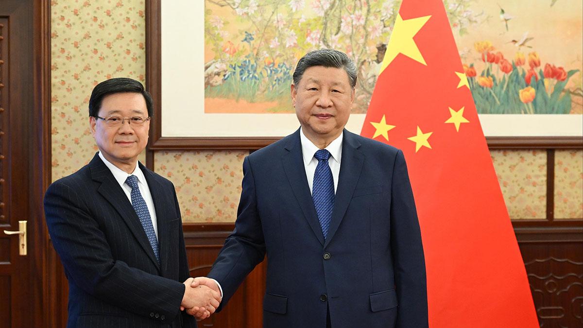 李家超(左)展開第二日北京述職行程，下午向習近平(右)匯報香港經濟、社會和政治等方面的最新情況。(政府新聞處)