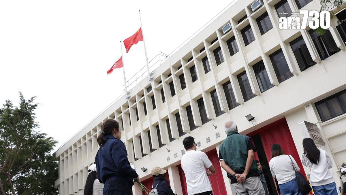  大埔宏福苑五級火期間不幸殉職的消防員何偉豪，事發第五日繼續有市民到沙田消防局獻花悼念。(吳康琦攝)