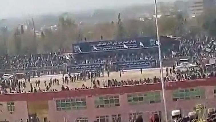 阿富汗13歲少年「槍決滅門凶手」8萬人圍觀。（圖／翻攝X「afg_uprising」）