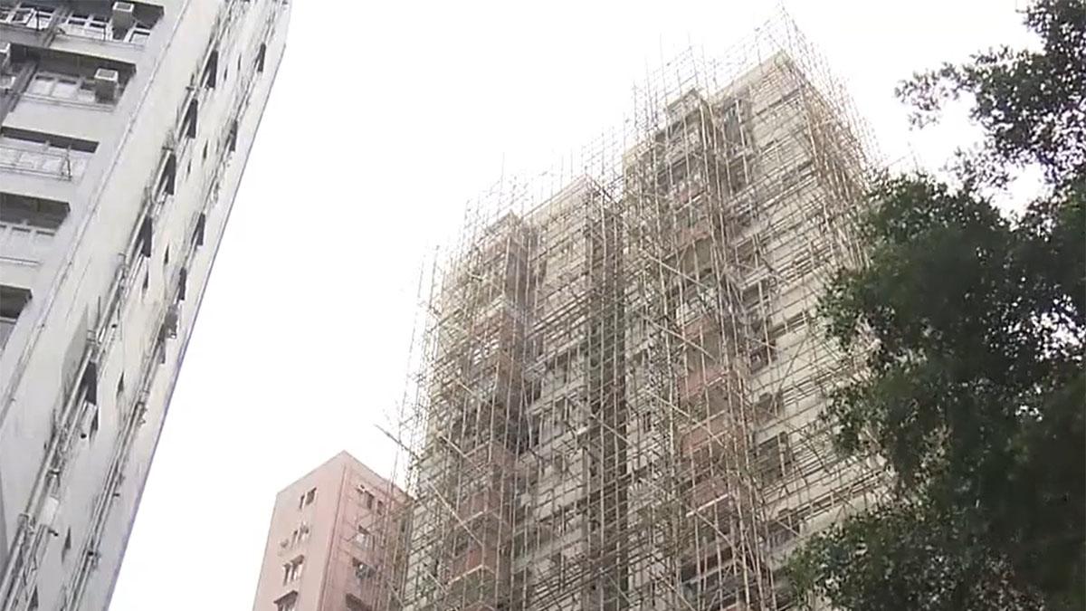 警方接獲萬高花園大廈居民報案稱，懷疑大廈維修所用棚網涉及行使虛假文書，暫未有人被捕。(now新聞截圖)