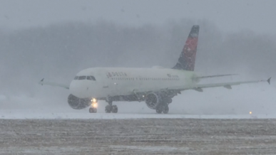 冬季風暴襲擊美國，一架飛機在大雪中起降。（圖／路透社）