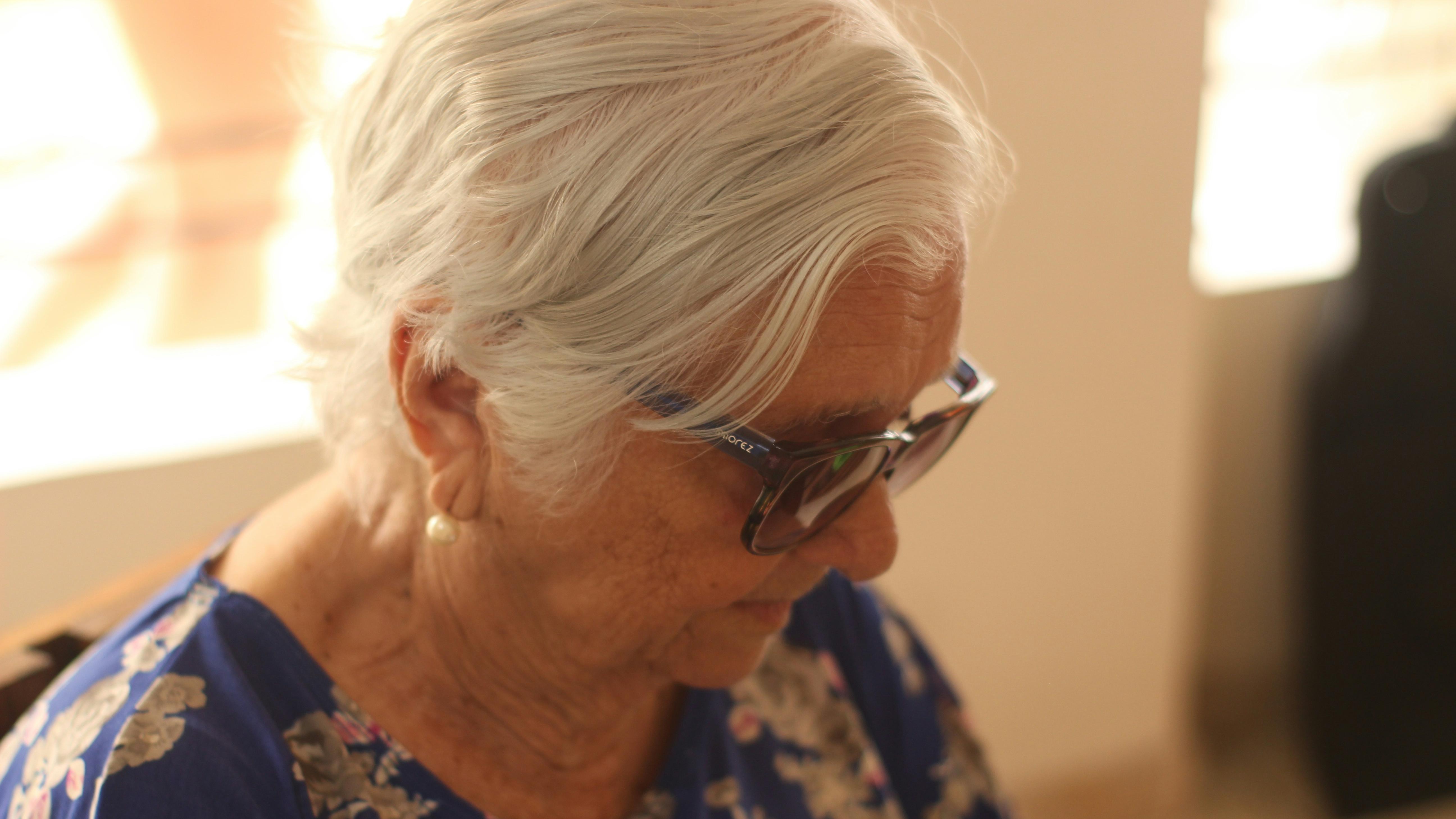 白頭髮同身體黑色素減少有關 常食三種食物保持頭髮烏黑亮麗