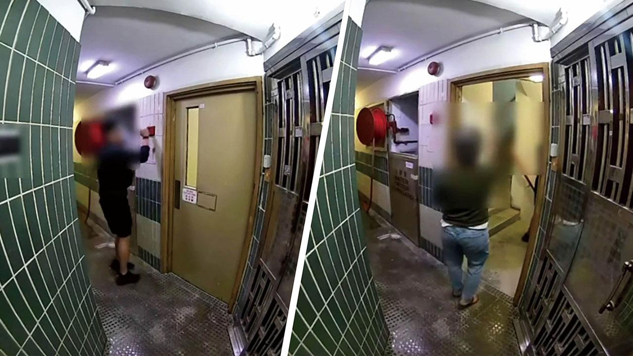 網傳宏福苑大火期間宏建閣的閉路電視片段，一名男居民經防火梯進入一樓層，嘗試敲打火警鐘惟警鐘未有響起。(網上片段截圖)
