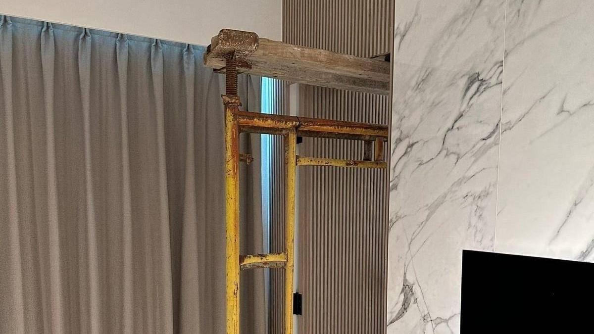 日出康城單位拆主牆事件被揭發後，業主曾加裝臨時支架作補救。(資料圖片／方國珊FB圖片)