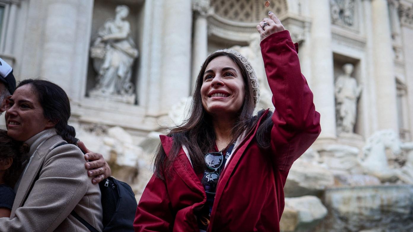 向特雷維噴泉擲硬幣許願的傳統，讓羅馬當局每周可收集到數千歐元硬幣，來捐給慈善機構明愛會(Caritas)。(資料圖片)