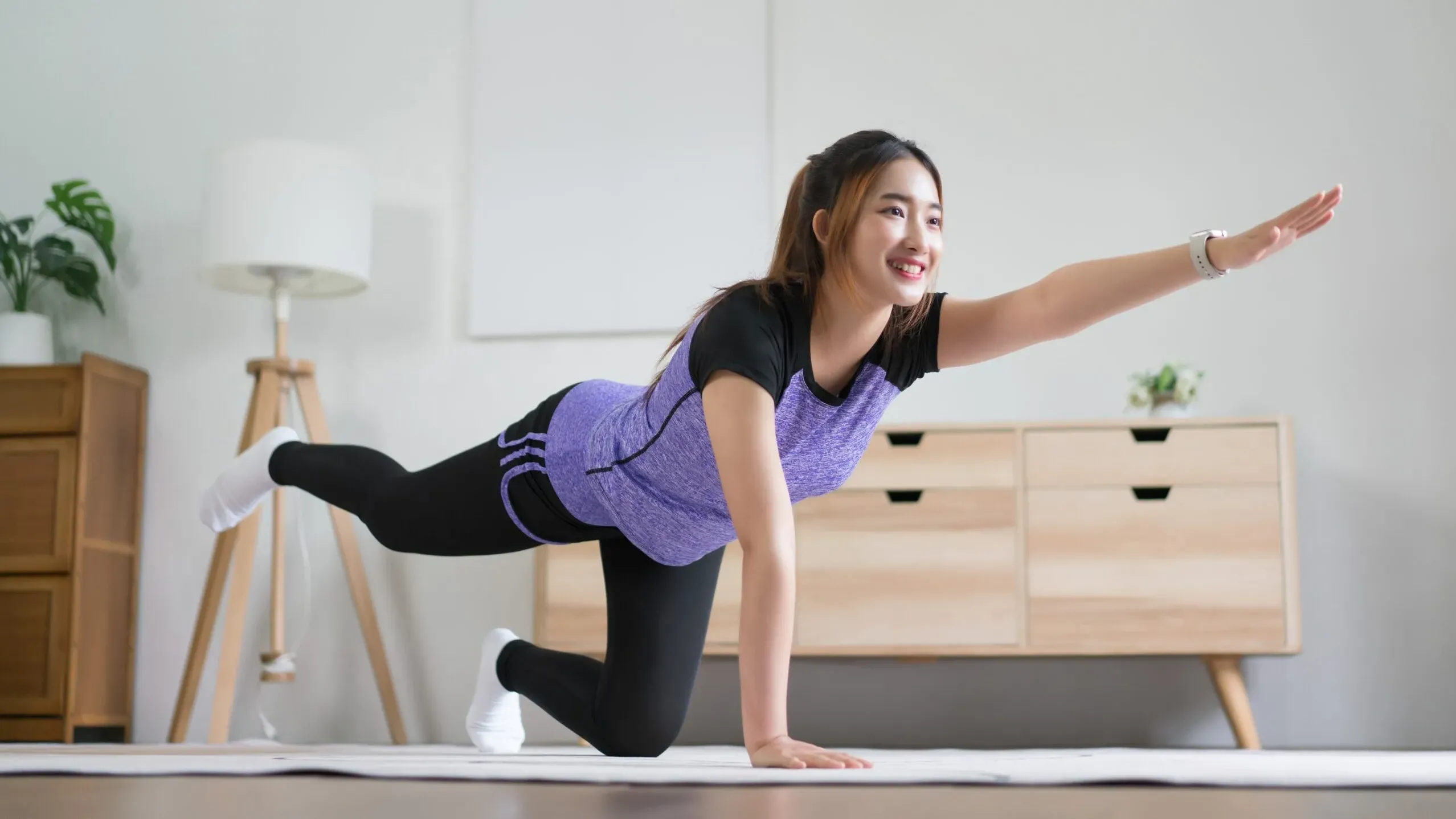 核心肌群就像脊椎的「天然護腰帶」，王竣平醫生也推薦民眾可用橋式、平板支撐、鳥狗式等簡單訓練幫助加強核心，不需要器材，也不佔空間。