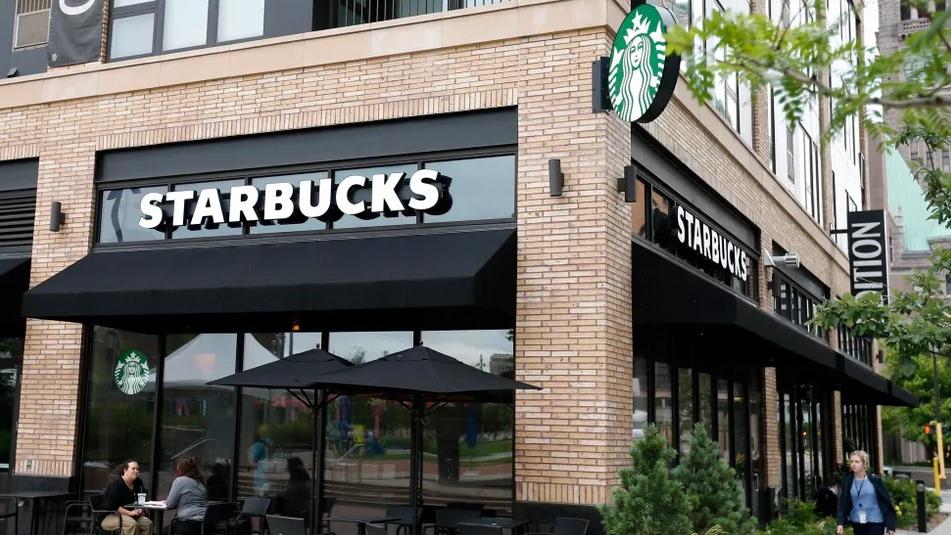 美國星巴克計劃關閉約400間門市，調整過去在都會區密集開店的策略。(資料圖片)