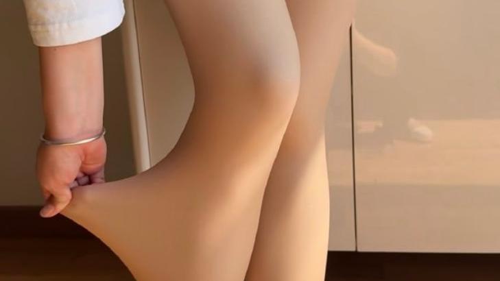 膚色褲襪被稱為「光腿神器」。（圖／翻攝新浪微博）