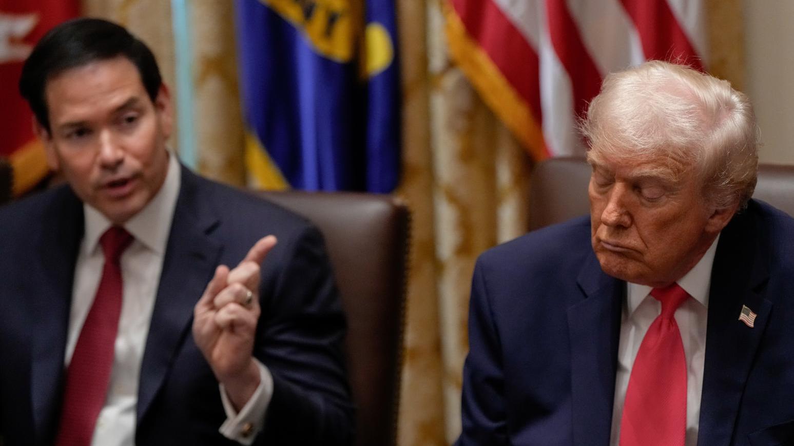 魯比奧（左）發言時，特朗普（右）似乎閉上眼睛。 （圖／美聯社）