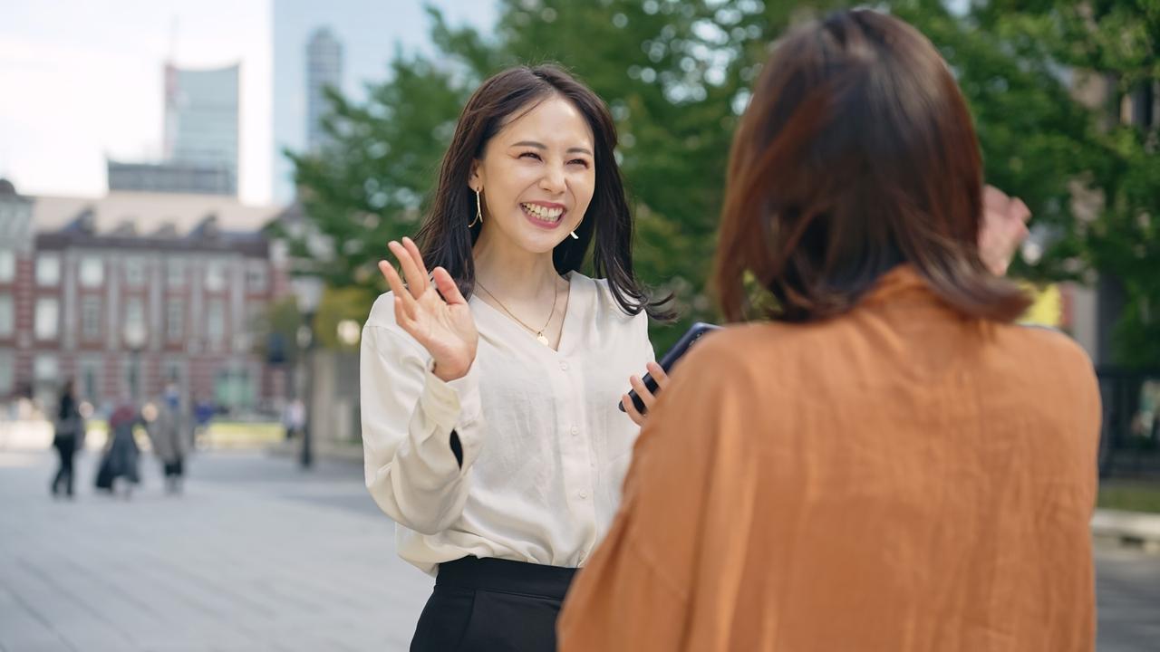 「友誼」不只限於深度的交心，日常生活中的小互動，像與鄰居打聲招呼、在常去的咖啡廳與店員聊上幾句，也能減少孤獨感。