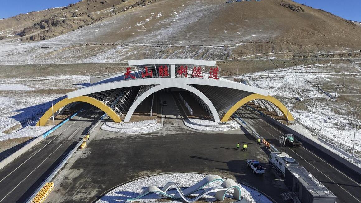 新疆開通全球最長高速公路隧道 20分鐘駛22公里穿越天山