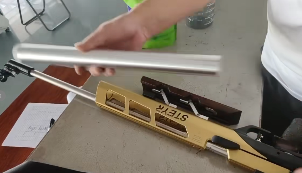 田紅、付義涵等被告共走私入境槍支散件2446件。(網上圖片)