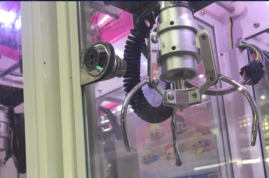 一名37歲男保安員去年帶同患有讀寫障礙的8歲兒子「夾公仔」，期間涉嘗試用雨傘把毛公仔勾出，及搖晃「夾公仔」機身以取出毛公仔，於觀塘裁判法院承認盜竊等罪。(資料圖片/圖非涉事夾公仔機)