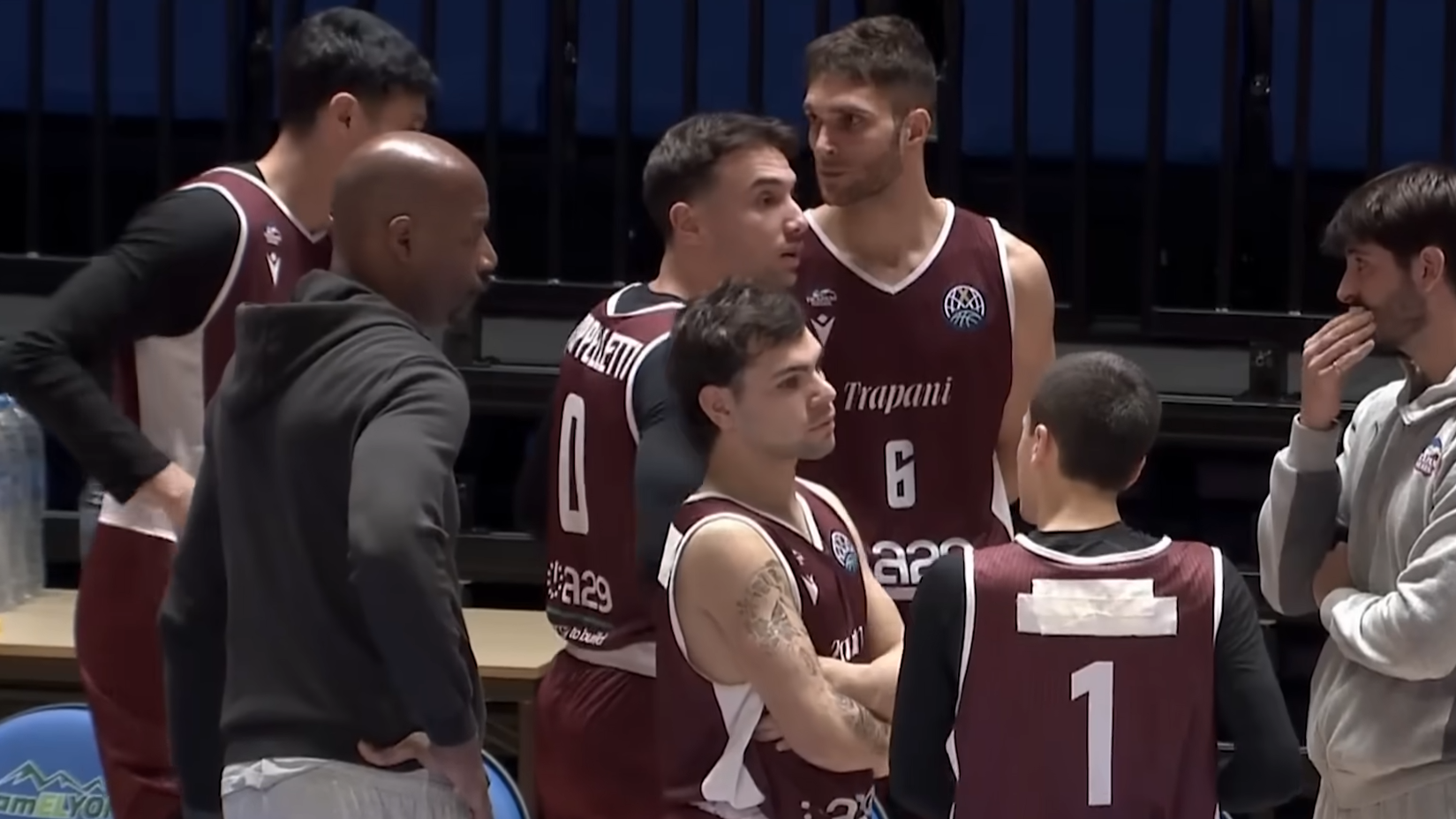 意大利球隊特拉帕尼鯊魚就僅5名球員上場。(影片截圖)