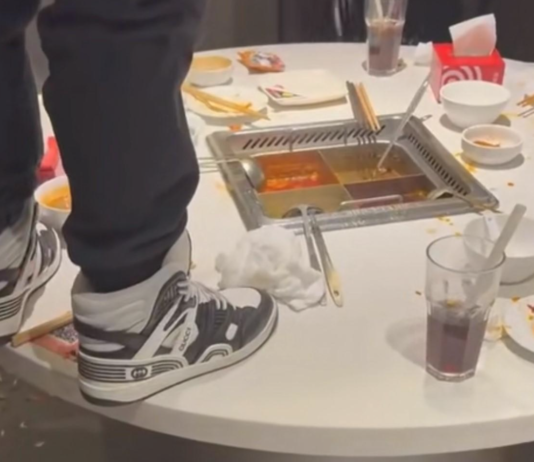 上海海底撈「小便門」事件，上海市黃浦區人民法院作出一審判決，兩名17歲少年及其父母需向海底撈賠償共計220萬元人民幣（約241萬港元）