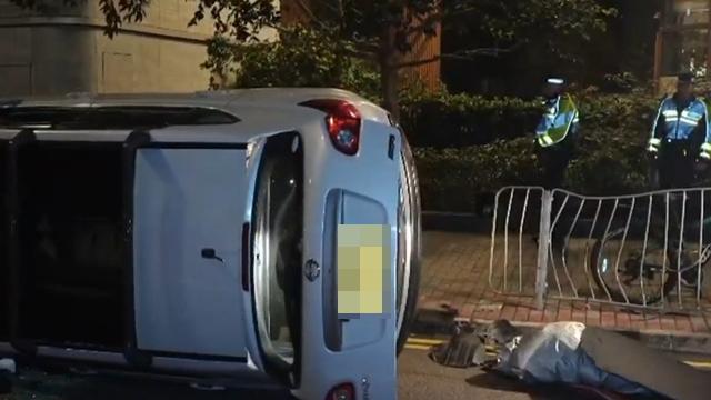 西環私家車自炒撞欄翻側 男司機自行爬出無受傷