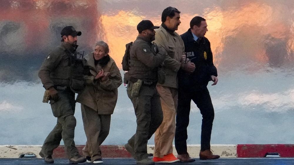 委內瑞拉，馬杜羅拒認罪稱「被綁架」，妻額貼膠布右眼瘀青。(Reuters)